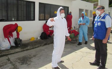 El gerente del Hospital, Hernando Mora, se reunió con el arquitecto, Jhonny Maldonado, encargado de las adecuaciones de la UCI. Roberto Ospino