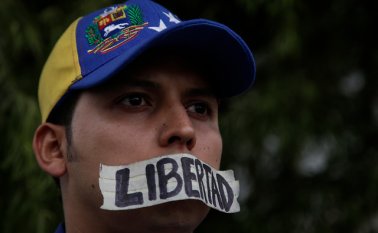 Varios venezolanos residentes en Bogotá protestaron en el consulado de Venezuela en Colombia contra el presidente Nicolás Maduro.  Colprensa