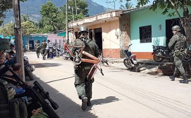 Un escuadron de carabineros patrulla la zona rural del corregimiento de Banco de Arena, donde unos 450 campesinos llegaron desplazados huyendo de la violencia en esa región. Archivo / La Opinión