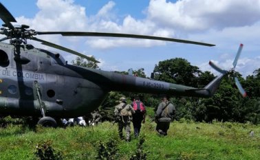 Los militares le ofrecieron el apoyo humanitario a un adolescente, dos adultos (una mujer embarazada) y a 'El Paisa'. Ejército Nacional