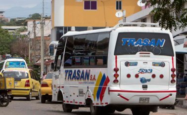 El tránsito de busetas por la central está prohibido. Estas deben tomar la ruta alterna por la parte de atrás de Cenabastos, donde recogen a los pasajeros. Luis Alfredo Estévez