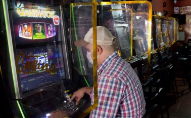 Con acrílicos, personal capacitado en atenciones COVID-19 y demás lineamientos de bioseguridad, casinos se preparan para su reapertura. Luis Alfredo Estévez