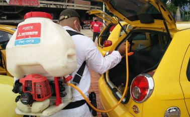 La Policía Metropolitana de Cúcuta, de la mano con el Sindicato de Taxitas de Norte de Santander, llevó a cabo la tarde de este jueves la primera jornada de ‘Taxis libres de virus’, en la Plaza de Banderas de Cúcuta. Juan Pablo Cohen