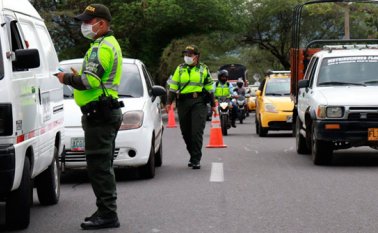 Las autoridades siguen controlando los desplazamientos vehiculares en las vías del país. Archivo