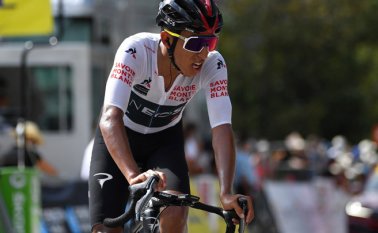 Egan Bernal (Ineos), ganador del Tour de Francia, cedió en los últimos metros y se dejó casi diez segundos con Roglic. AFP