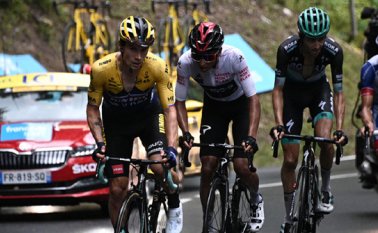 Primoz Roglic se perfila como uno de los favoritos para bajar del trono a Egan Bernal (blanco) en el Tour de Francia. En esta edición de Critérium Daunphiné hay cuatro colombianos en el top 10 de la clasificiación general. Daniel Martínez, de EF, es el más cercano al podio al ubicarse en la sexta posición a 26 segundos del líder. AFP