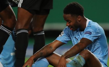 El centrocampista inglés del Manchester City, Raheem Sterling, reacciona a la derrota de su equipo al final del partido de fútbol de cuartos de final de la UEFA Champions League entre Manchester City y Lyon. AFP
