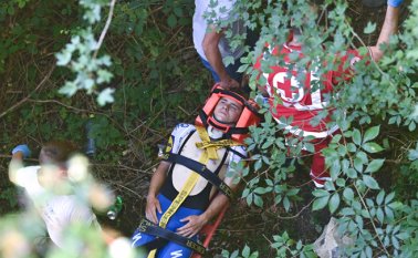 El corredor fue trasladado en ambulancia al hospital Santa Ana de Como. AFP