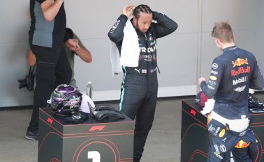 Mercedes, con Lewis Hamilton por delante de Valtteri Bottas, deberá aguantar el domingo en la carrera la presión del holandés de Red Bull Max Verstappen, tercero en la parrilla. AFP