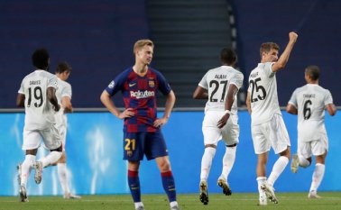 La salida del técnico Quique Setién parece inminente luego de la goleada 8-2 propinada por el Bayern Múnich. Frankie de Jong (en la foto) es una de las piezas claves para el futuro del Barcelona. El holandés de 23 años expresó que fue una gran decepción para todo el club. AFP