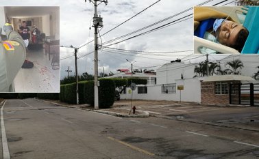 El ataque a puñal ocurrió el domingo, en una casa de un conjunto residencial ubicado en inmediaciones de la Avenida del Río. Los policías accionaron un arma eléctrica para controlar al agresor y posteriormente capturarlo. La Opinión