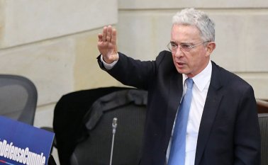Luego de que la corte suprema de justicia ordenara su detención domiciliaria, por presunta manipulación de testigos, el expresidente Álvaro Uribe Vélez renunció ayer a la curul que ocupaba en el Senado de la República. Archivo / La Opinión