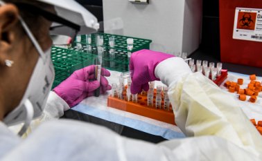 Hay cinco proyectos de vacuna que ya se están ensayando de forma masiva. AFP