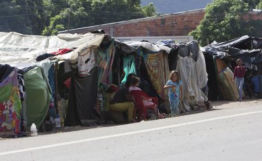 Más de 2.500 migrantes venezolanos permanecen en los costados de la autopista internacional. Los protocolos de bioseguridad no se aplican. Alfredo Estévez