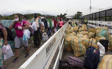 Migración Colombia informó que más de 40.000 venezolanos desean retornar a su país y cerca de 100.000 han logrado cruzar desde los puntos fronterizos habilitados, siguiendo las normas de bioseguridad. Alfredo Estévez