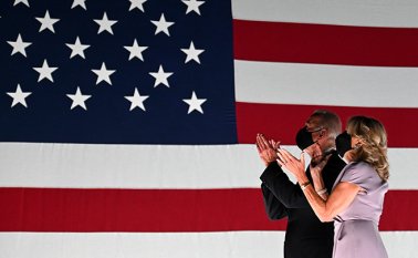 El candidato presidencial demócrata Joe Biden dijo que el actual presidente Donald Trump ha cubierto a Estados Unidos de oscuridad durante demasiado tiempo. AFP