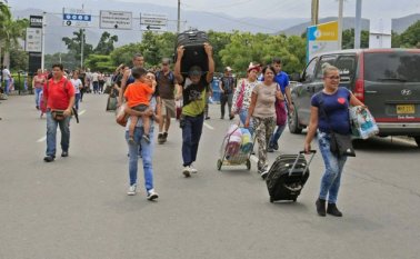 Solo podrán entrar y salir del país quienes se encuentren dentro de las excepciones previstas. Archivo / La Opinión