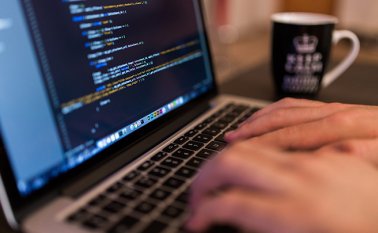 En junio de 2020, la presencia en línea de empresas de comercio minorista aumentó 431% con respecto a junio de 2019. Colprensa