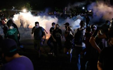 El presidente Donald Trump anunció el envío de refuerzos policiales y efectivos de la Guardia Nacional a Kenosha para restaurar el orden público.
AFP