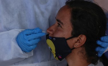 La prueba más confiable de COVID-19 se realiza con un hisopo, a través de una técnica con la que se toma material genético nasofaríngeo del paciente. Colprensa