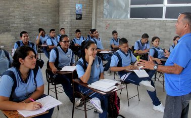 La población estudiantil en Colombia, incluyendo alumnos de educación básica, media y superior, suma 13 millones de personas, es decir, el 26 % de la población del país. Colprensa