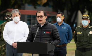 El fiscal general Francisco Barbosa, durante el anuncio de la captura de dos presuntos responsables de la masacre en Llano Verde. El País