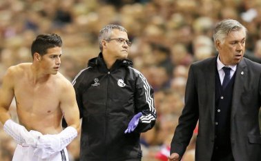 James Rodríguez (primer a la izquierda) con el entrenador Carlo Ancelotti (primero a la derecha). Archivo