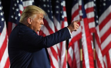 Trump volvió a combinar patriotismo y retórica antisocialista para trazar un apocalipsis si Biden llega al poder. AFP