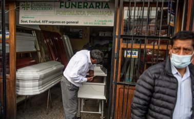 Pero en proporción a su población de 33 millones de habitantes, es ahora el país más enlutado del mundo, a pesar de una cuarentena de más de 100 días. AFP