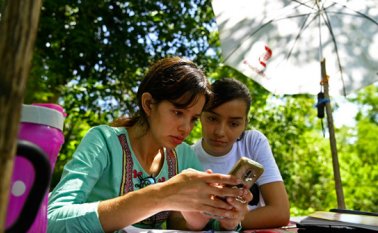 En El Salvador, las estudiantes suben a una colina donde hay conexión a internet para hacer las actividades académicas de la universidad . AFP