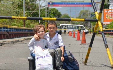 Hanna Valentina y Breiman Miguel Carrero fueron fotografiados por el reportero Rodrigo Sandoval el 19 de septiembre de 2015, en el puente Francisco de Paula Santander. Cortesía para La Opinión