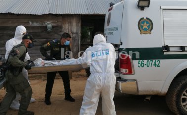 La mamá tuvo que levantar a su hijo muerto y llevarlo a su casa en Pacolandia. Las autoridades lo trasladaron a Medicina Legal. La Opinión