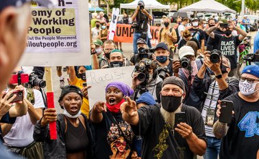 El presidente Donald Trump fue a Kenosha ignorando pedidos contrarios del gobernador de Wisconsin, el demócrata Tony Evers, quien expresó su temor de que inflamaría las tensiones como ocurrió. AFP