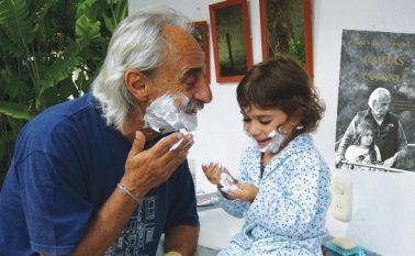 Alfredo Molano Bravo y Antonia aprovechaban cada momento para reír y compartir el amor que se profesaban. Imagen captada en Honda (Tolima). / Fotos cortesía Penguin Random House. Cortesía