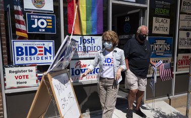 La secretaria del comité demócrata del condado de Washington, Sharon Laffey, coloca un letrero fuera de su oficina. AFP