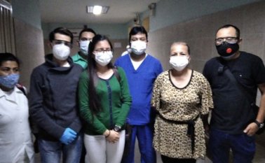 Dos médicos y una odontóloga fallecieron en menos de 24 horas este fin de semana, mientras el personal aún activo se enfrenta a fallas de suministros y sobrecarga de trabajo. La Opinión