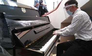 José Agustín Sánchez también realizó una “desinfección musical” en el Hospital Central de San Cristóbal. Cortesía