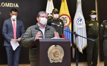 El ministro Carlos Holmes Trujillo sostuvo que fueron 56 instituciones policiales afectadas, de ellos 53 CAI, 49 en Bogotá, 3 en Soacha 1 en Cali. Tomada de Twitter