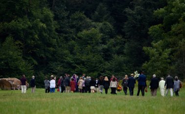 Familiares de las víctimas del Vuelo 93 caminan hacia el lugar del accidente, en Shanksville, Pensilvania, luego de una ceremonia en el Monumento Nacional del Vuelo 93 que conmemora el 19 aniversario del los ataques terroristas del 11 de septiembre de 2001. AFP