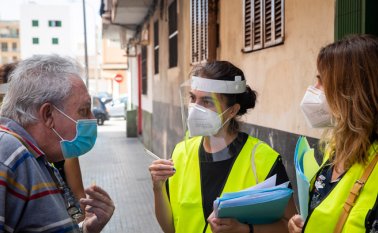 Funcionarios del gobierno informan a los vecinos del barrio de Son Gotleu en Palma de Mallorca, España, en el primer día de un cierre de dos semanas en un intento por limitar el contagio del nuevo coronavirus en la zona. AFP