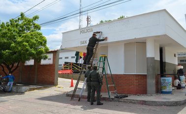 Por casi una hora, los manifestantes atacaron las instalaciones policiales. Laura Serrano / La Opinión