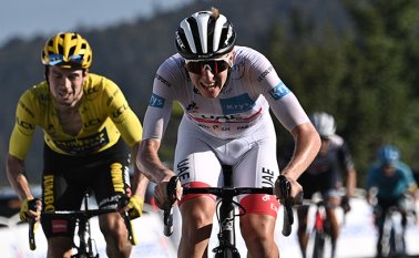 Primoz Roglic y Tadej Pogacar entran a la tercera semana  como favoritos a quedarse con el  Maillot Amarill. AFP