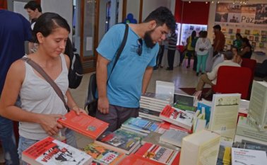 Las presentaciones de libros y los conversatorios siguen liderando como las actividads favoritas de los asistentes. Archivo / La Opinión