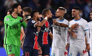 Las rojas se dividieron en tres del PSG, entre ellos Neymar, y dos del Marsella. AFP