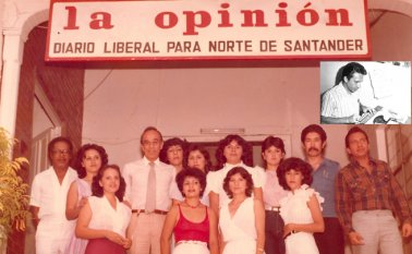 En la entrada de La Opinión, Gustavo Salazar en compañía de trabajadores del periódico, de Cicerón Flórez y de su fundador Eustorgio Colmenares Baptista. Archivo