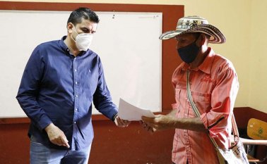 El alcalde de Ocaña, Samir Casadiego, es el encargado de entregar las resoluciones de la asignación de recursos para la construcción de vivienda en la zona rural.  Cortesía