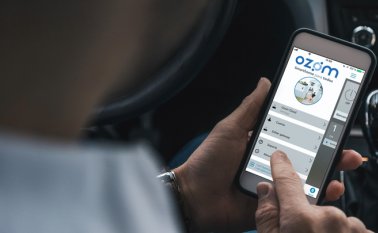Con la app se pueden manejar cámaras de video, bombillos, cerraduras, sensores, enchufes, interruptores, dispensadores de comida para mascotas, entre otros. Ozom