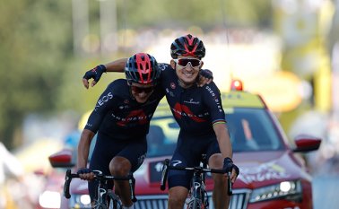 El piloto del Team Ineos, el polaco Michal Kwiatkowski, celebra mientras cruza la línea de meta abrazando al ecuatoriano Richard Carapaz, AFP