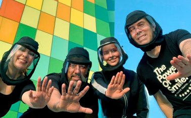 Una pareja de arquitectos inventa escafandra como escudo para la COVID-19. Cortesía