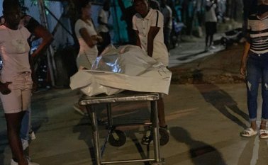 Las personas trasladaron el cuerpo hasta el barrio Comuneros de Cali, donde residía el joven y allí fue velado por amigos y familiares. El País